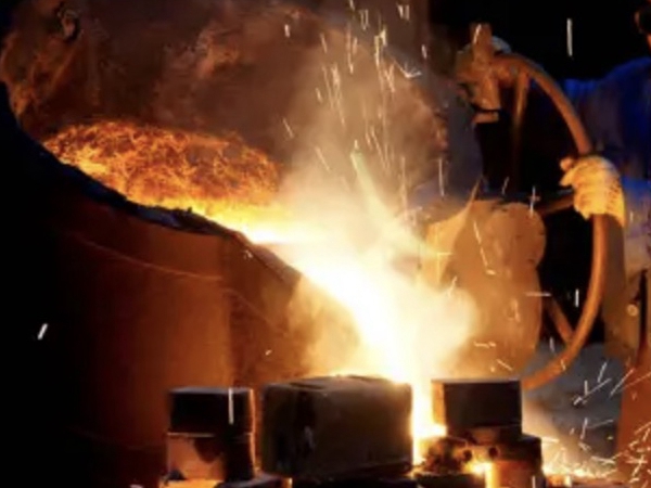 Hot metal melt and pouring process in foundry for municipal casting products